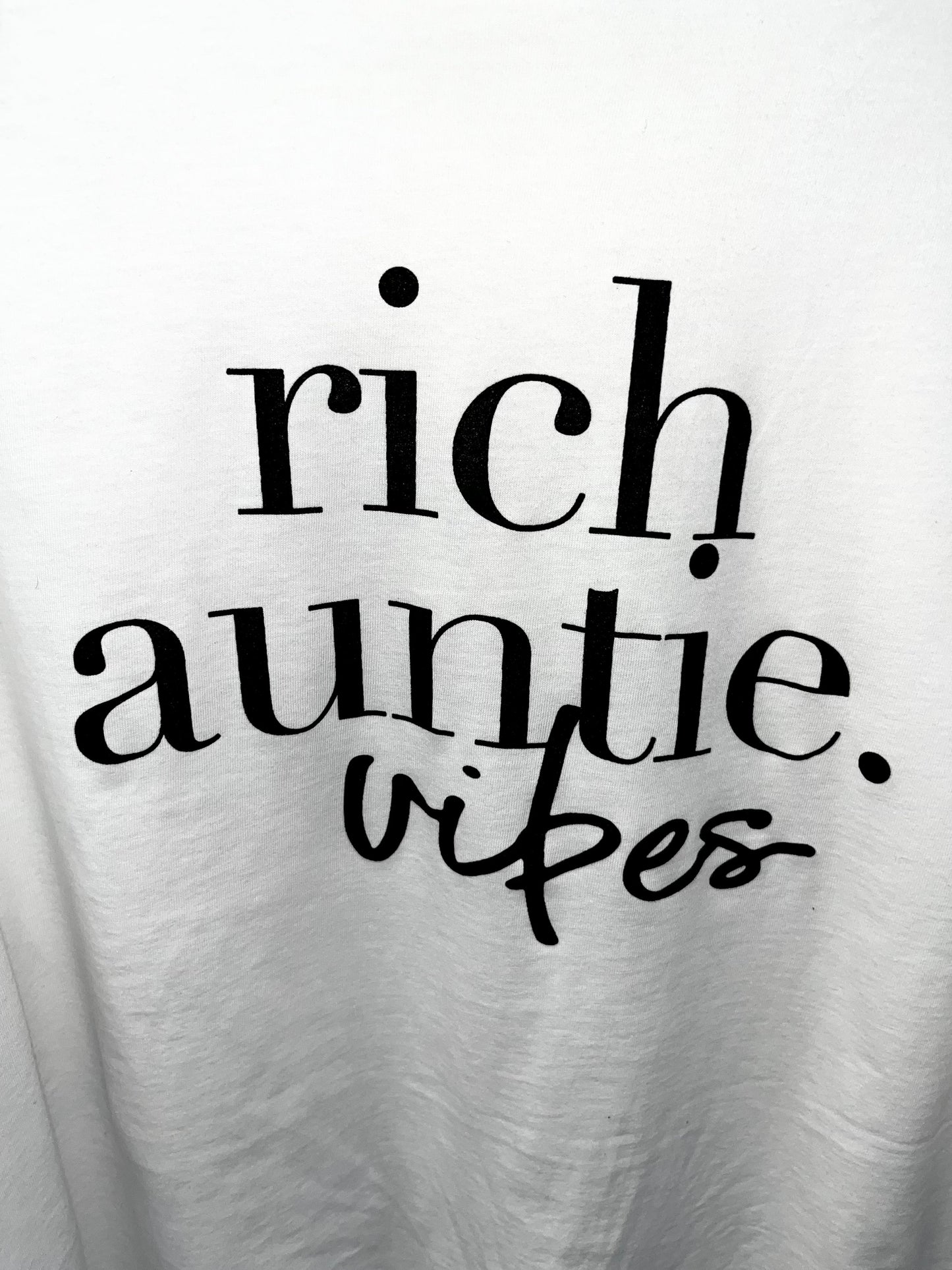 Rich Auntie Vibes Graphic T (Plus Size)